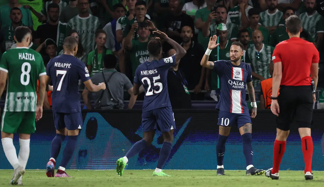 Selebrasi striker Paris Saint-Germain, Neymar bersama rekan-rekannya setelah mencetak gol ketiga timnya ke gawang Maccabi Haifa dalam laga fase Grup H Liga Champions 2022/2023 di Sammy Ofer Stadium, Haifa, Israel (14/9/2022). Sempat tertinggal 0-1 dari Maccabi Haifa saat laga berjalan 24 menit, PSG mampu menyamakan skor 1-1 hingga akhir babak pertama. Di babak kedua PSG menambah dua gol lagi untuk menyudahi laga dengan kemenangan 3-1. (AFP/Jack Guez)