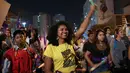 Suasana barisan peserta pawai saat memperingati Hari Wanita Afro-Latin Amerika Serikat dan Afro-Karibia di Sao Paulo, Brasil, Selasa (25/7). Selain kelompok wanita, peserta pawai juga terdiri dari beberapa kaum pria. (AP/Andre Penner)