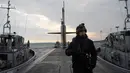 Prajurit angkatan laut bersenjata lengkap memeriksa bagian dek kapal selam yang dikawal oleh dua kapal tunda, Brest, Perancis (21/10). Kapal selam Perancis yang bernama "Le Vigilant" ini diisi oleh 110 orang. (AFP /Valérie Leroux )