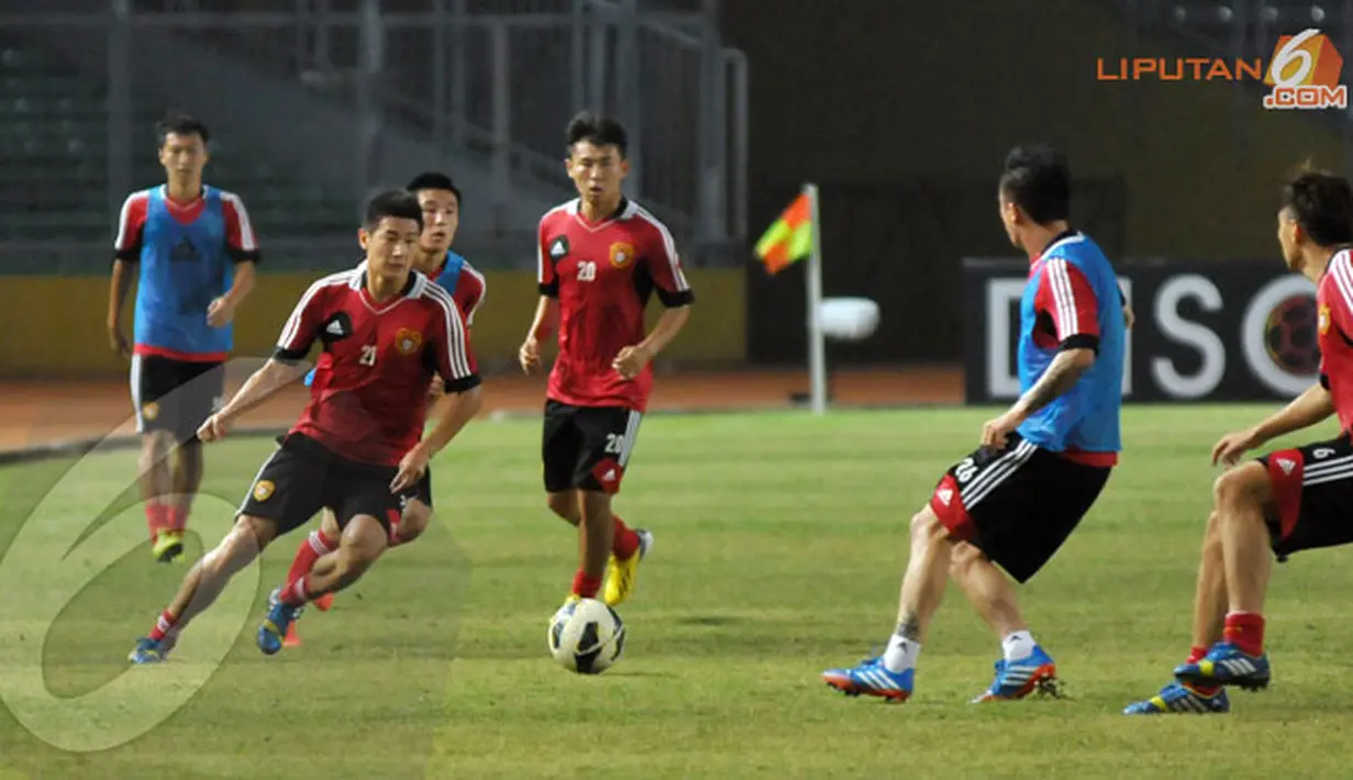 Sesi latihan Timnas Cina ini digelar secara terbuka di Stadion GBK Jakarta (Liputan6.com/ Helmi Fithriansyah) 
