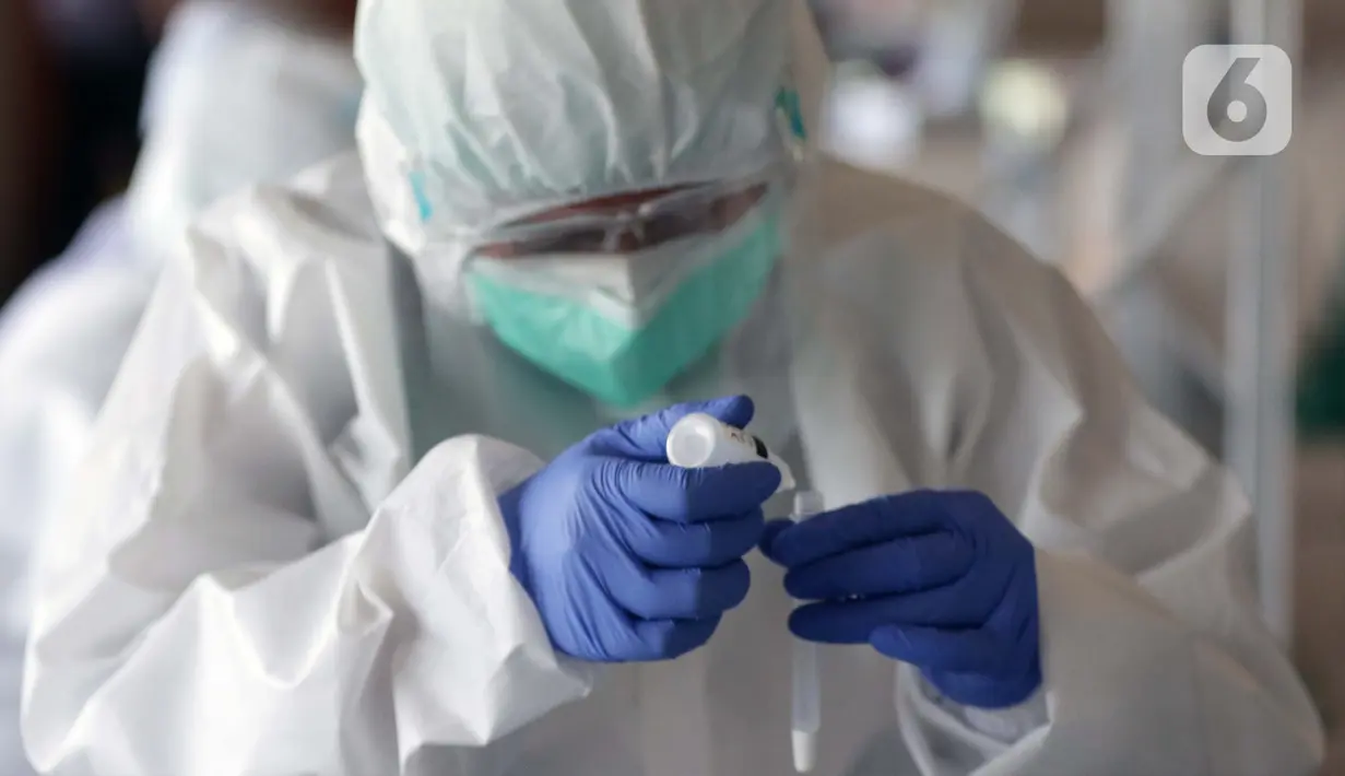 Petugas medis mengecek sample rapid test antigen di Terminal Bus Antar Kota Antar Provinsi Kampung Rambutan, Jakarta, Kamis (20/5/2021). Penumpang bus yang tiba maupun berangkat diwajibkan menjalani pengecekan bebas COVID-19 melalui rapid test antigen atau GeNose. (Liputan6.com/Helmi Fithriansyah)