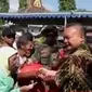 Warga miskin di Klaten rela desak-desakan demi paket sembako dari Jokowi.