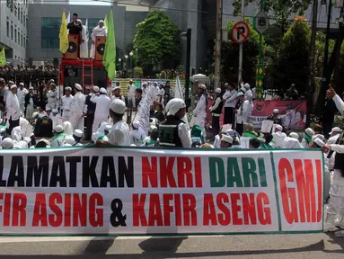 Massa dari Front Pembela Islam (FPI) dan Gerakan Masyarakat Jakarta (GMJ) berunjuk rasa di depan Gedung DPRD DKI Jakarta, (1/6/2015). Demo ini bertujuan melengserkan Gubernur DKI Jakarta, Basuki Tjahaja Purnama alias Ahok. (Liputan6.com/JohanTallo)