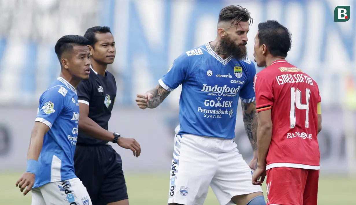 Bek Persib Bandung, Bojan Malisic, bersitegang dengan kapten Persija Jakarta, Ismed Sofyan, pada laga Liga 1 di Stadion GBLA, Jawa Barat, Minggu (23/9/2018). Persib menang 3-2 atas Persija. (Bola.com/M Iqbal Ichsan)