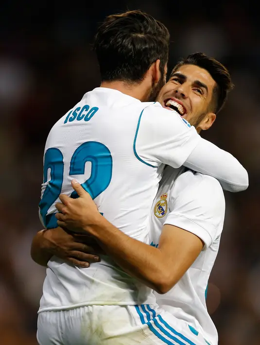 Pemain Real Madrid, Marco Asensio (kanan) dan rekan setimnya, Francisco Roman "Isco" merayakan gol ke gawang Eibar dalam lanjutan La Liga pekan kesembilan di Stadion Santiago Bernabeu, Minggu (22/10). Madrid menang tiga gol tanpa balas (AP/Francisco Seco)