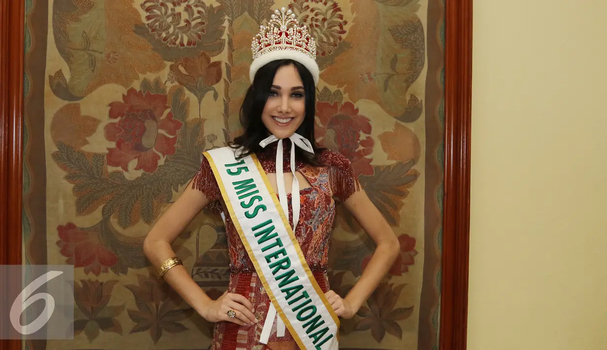 Miss Internasional 2015, Edymar Martinez Berpose usai jumpa pres di Jakarta, Jumat (19/2). Kedatangan Edymar merupakan undangan khusus YPI untuk menyaksikan pemilihan Putri Indonesia 2016. (Liputan6.com/Herman Zakharia)