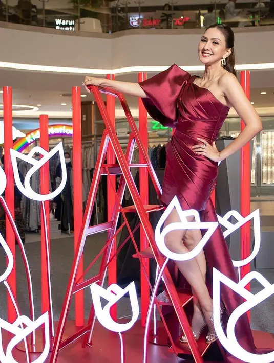 Aksen pita pada bahu, serta hiasan train menambah glamor dan mewah tampilannya. [IG @dagnesia]