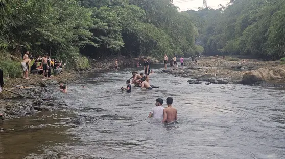Ciliwung Surut, Warga Depok Jadikan Wahana Permainan Air
