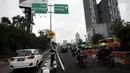 Petugas Dishub dan Ditlantas Polda Metro berjaga di jalur awal masuk flyover Pancoran yang mulai dibuka untuk umum, Jakarta, Senin (15/1). Pada ujicoba ini, hanya 1 lajur yang baru bisa digunakan di jalan layang Pancoran itu. (Liputan6.com/Arya Manggala)
