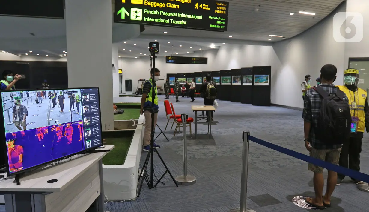 Pendeteksi suhu tubuh terlihat di terminal 3 kedatangan domestik bandara Soekarno Hatta, Tangerang, Banten, Rabu (27/5/2020). Bandara Soetta memberlakukan Tiga checkpoint di terminal kedatangan salah satunya pemeriksaan SIKM dan doukumen kesehatan setiap penumpang. (Liputan6.com/Herman Zakharia)