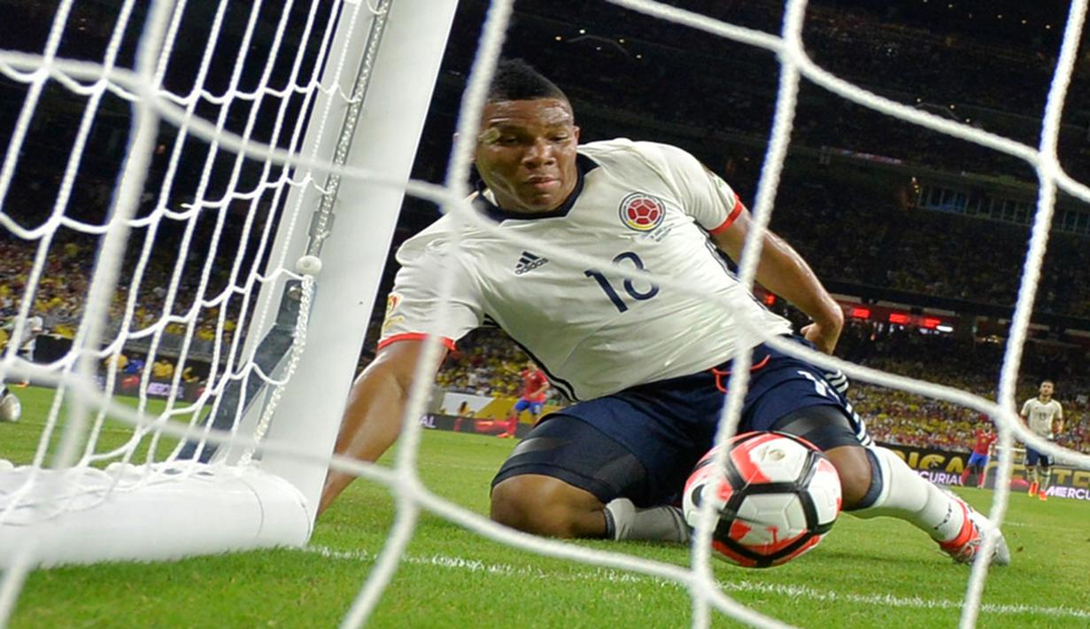 Pemain Kolombia, Frank Fabra, berusaha membuang bola yang berujung gol ke gawangnya sendiri saat melawan Kosta Rika dalam laga Grup A Copa America Centenario 2016 di Stadion NRG, Houston, AS, Minggu (12/6/2016). (AFP/Nelson Almeida)
