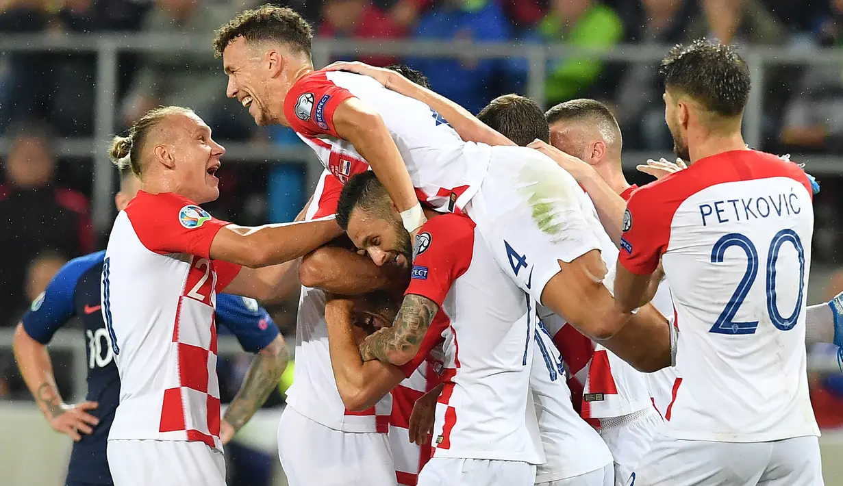 Para pemain Kroasia merayakan gol yang dicetak Ivan Perisic ke gawang Slowakia pada laga Kualifikasi Piala Eropa 2020 di Trnava, Jumat (6/9). Slowakia kalah 0-4 dari Kroasia. (AFP/Joe Klamar)