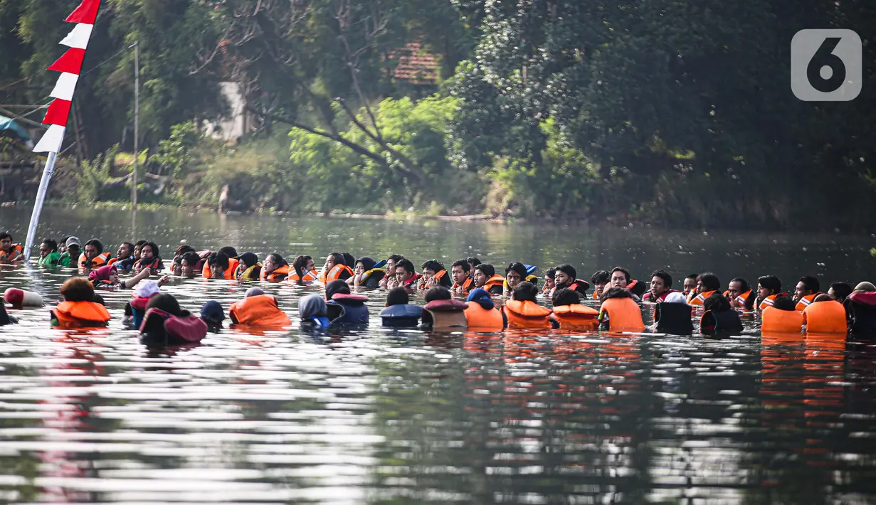 Peserta mengikuti Upacara Peringatan HUT ke-75 RI di Situ Tujuh Muara Pamulang, Tangerang Selatan, Senin (17/8/2020). Upacara yang diikuti ratusan aktivis lingkungan hidup dan juga organisasi kepemudaan itu bertujuan agar pemerintah terus menjaga keberadaan situ. (Liputan6.com/Faizal Fanani)