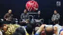 Presiden Joko Widodo (kedua kiri), Menteri Keuangan Sri Mulyani (ketiga kiri) Gubernur BI, Agus Martowardojo (kiri) dan Ketua OJK Muliaman Hadad saat berdialog dengan para pelaku pasar modal di BEI, Jakarta, Selasa (4/7). (Liputan6.com/Angga Yuniar)