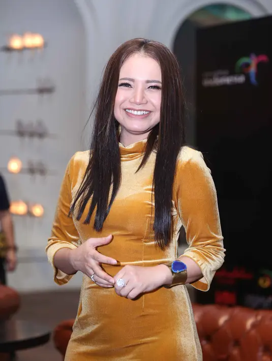 Konser bertajuk The Journey of 21 Dazzling Years juga diramaikan oleh banyak penyanyi. Namun Rossa memastikan bahwa tidak ada kolaborasi dengan mantan suaminya. (Nurwahyunan/Bintang.com)