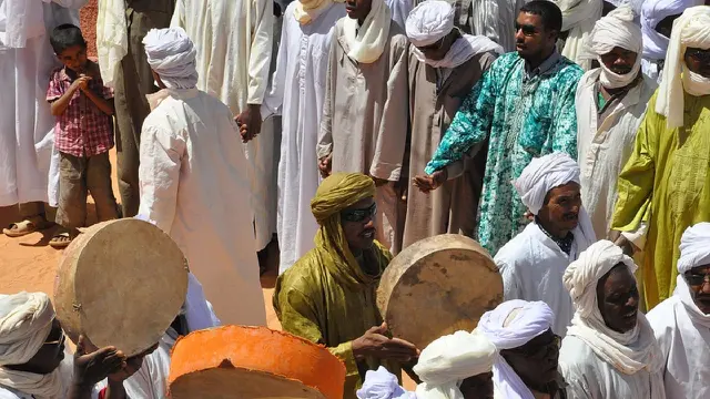 Bermain musik dengan rebana (Wikimedia Commons)