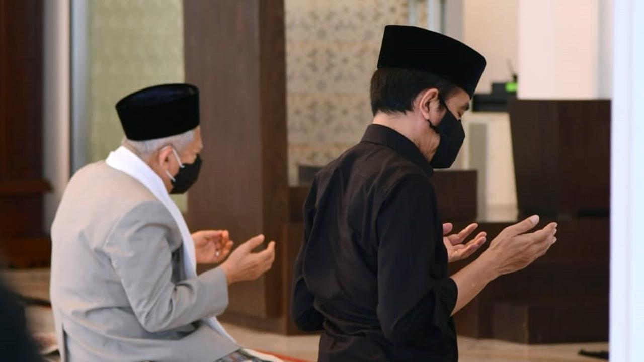 Presiden Jokowi dan Wakil Presiden Ma'ruf Amin salat jumat di Masjid Baiturahim Kompleks Istana. (Lizsa Egeham/Liputan6.com)a