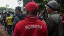 Antrian mengular para suporter pada loket penjualan di Kompleks SUGBK, Jakarta Selatan, Jumat (2/12/2016). Kurang dari dua jam tiket Piala AFF offline sudah habis terjual. (Bola.com/Vitalis Yogi Trisna)