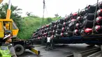 Truk pengangkut puluhan sepeda motor sport  terguling dengan posisi melintang di Ruas Tol  KM 10 Kota Semarang, Jawa Tengah, Senin (6/3). (Liputan6.com/Gholib)