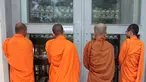 Biksu berdoa di depan stupa yang berisi ratusan tengkorak manusia dan tulang korban rezim Khmer Merah di Choeung Ek memorial, Kamboja (17/4). Mereka berdoa untuk memperingati 42 tahun jatuhnya rezim Khmer Merah pimpinan Pol Pot. (AP Photo/Heng Sinith)