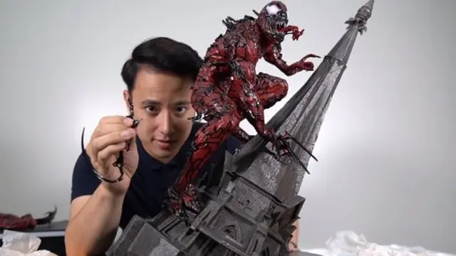 Penggemar Marvel, Ini 7 Potret Billy Davidson dengan Koleksi Action Figure Miliknya