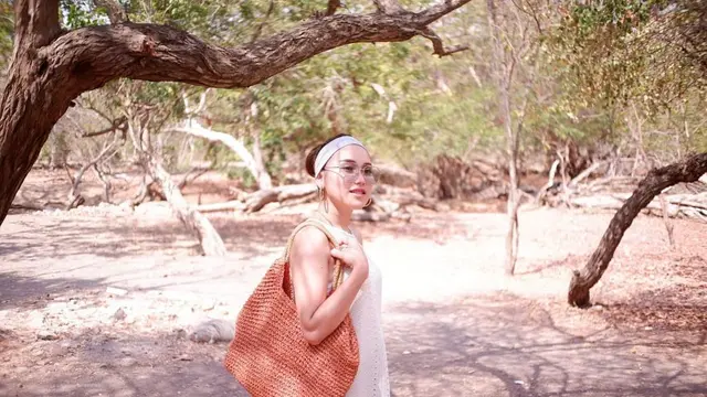 7 Potret Gaya Ayu Ting Ting Saat Liburan Ke Labuan Bajo