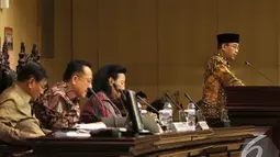 Ketua BPK Harry Azhar Aziz (kanan) menyampaikan laporan hasil ikhtisar semester I tahun 2014 di Rapat Paripurna DPD RI, Jakarta, Jumat (5/12/2014). (Liputan6/Andrian M Tunay) 