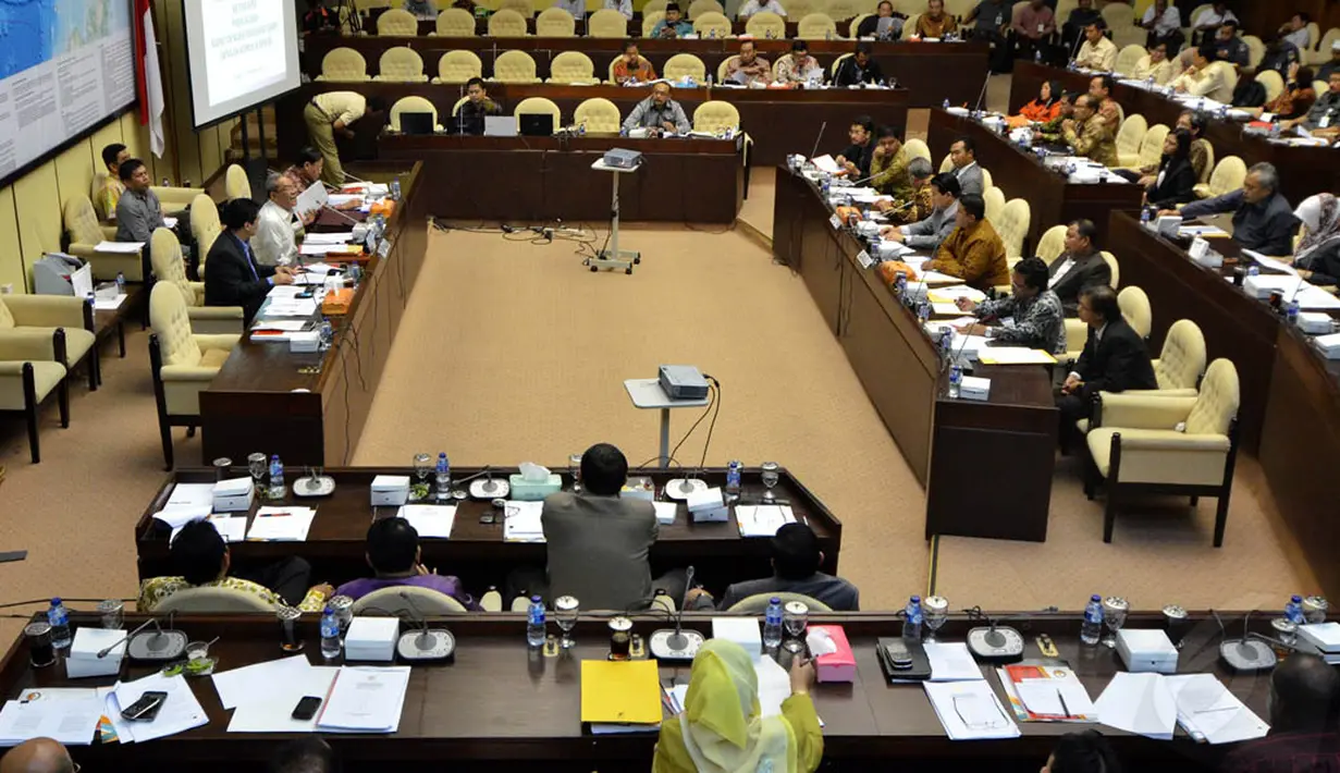 Komisi II DPR menggelar rapat dengar pendapat dengan KPU dan Bawaslu, Jakarta, Senin (24/11/2014). (Liputan6.com/Andrian M Tunay)