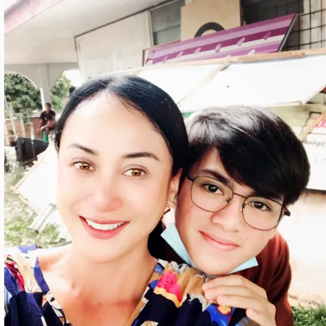 Jadi Ibu dan Anak di Sinetron, Ini 6 Potret Kebersamaan Rey Bong dan Ria Probo