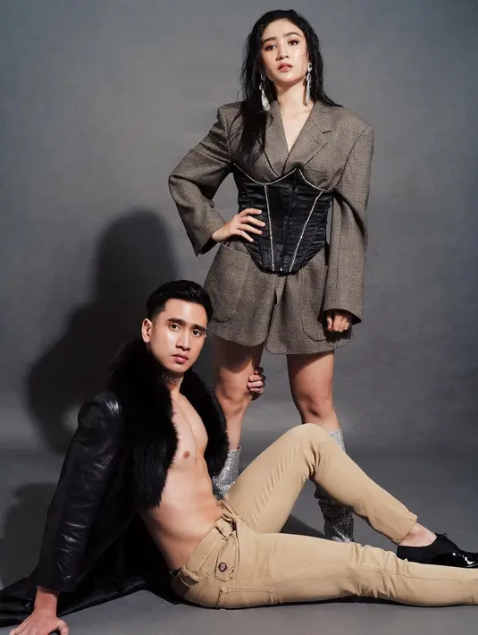 Main sinetron bareng berjudul Karena Aku Sayang, chemistry keduanya tak perlu diragukan lagi apalagi ketika jalani pemotretan terbarunya. Verrell Bramasta berpose sembari telanjang dada, anak sulung Venna Melinda itu tak lepas dari perhatian. Tatanan rambut panjang Febby Rastanty yang memang ditata tampak berantakan, berhasil bikin terpukau. Outfit yang dikenakan Verrell dan Febby Rastanty sanga cocok dan membuat keduanya tampil berbeda. (Liputan6.com/IG/@febbyrastanty)