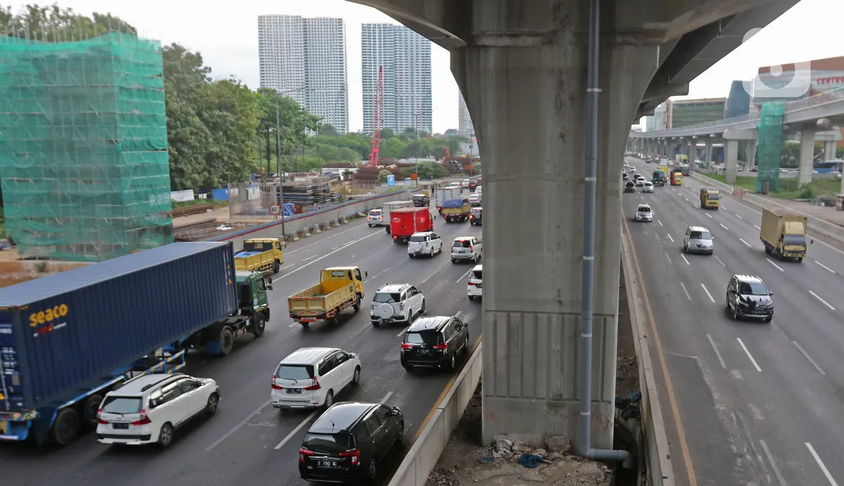 Suasana lalu lintas jalan tol Jakarta - Cikampek menuju Jakarta terpantau padat karena penyempitan proyek tol  di kawasan Bekasi, Jawa Barat, Rabu (20/5/2020). H - 4 menjelang Lebaran, kondisi lalu lintas jalan tol Jakarta - Cikampek terlihat ramai lancar. (Liputan6.com/Herman Zakharia)
