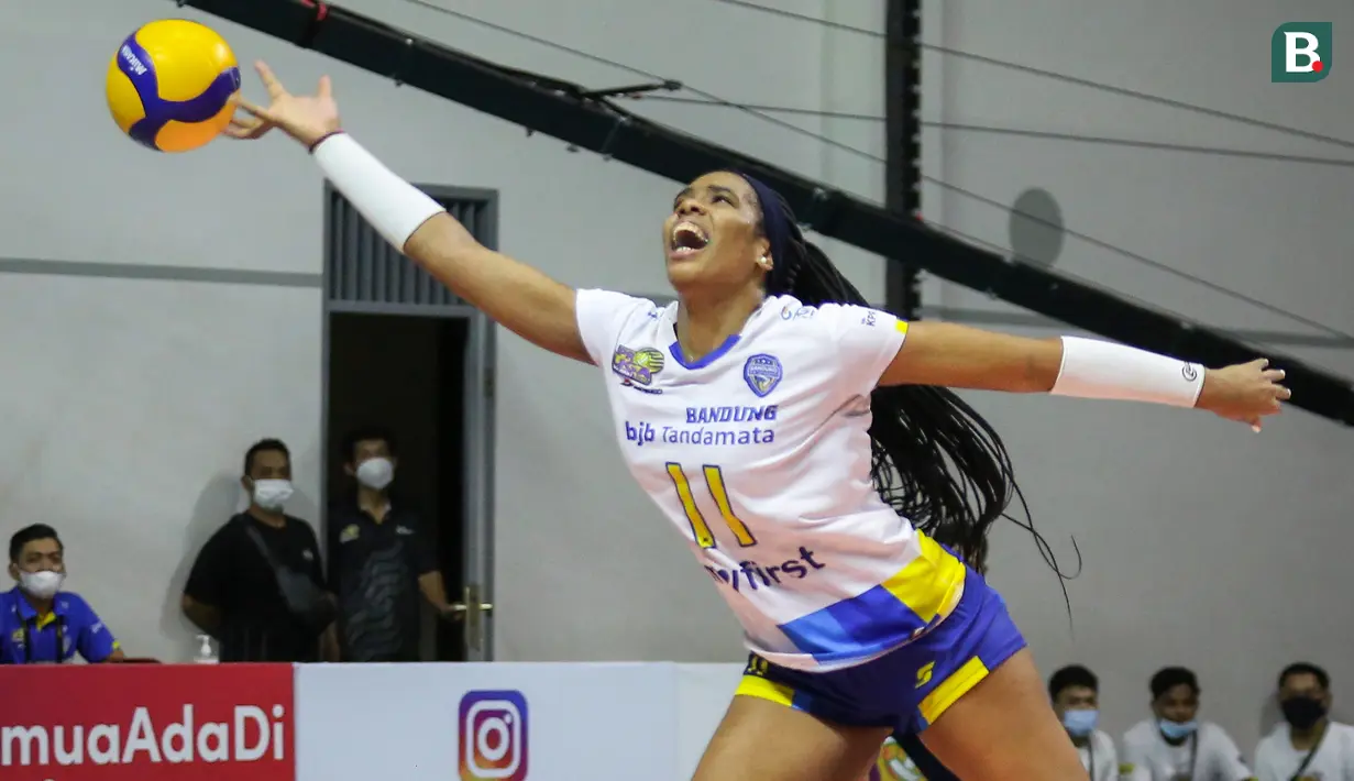 Pemain Bandung Bjb Tandamata, Madeline Paredes gagal mengembalikan bola dalam laga final four PLN Mobile Proliga 2022 melawan Jakarta Pertamina Fastron di Padepokan Bola Voli Sentul, Jawa Barat, Minggu (20/03/2022). Bandung Bjb menang 3-0 (25-15, 25-17, 25-17). (Bola.com/Bagaskara Lazuardi)