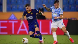 Penyerang AS Roma, Carles Perez (kiri) membawa bola dari kawalan pemain SPAL pada pertandingan lanjutan Liga Serie A Italia di stadion Paolo Mazza di Ferrara, Italia, Rabu, (22/7/2020). Roma menang telak 6-1 atas SPAL. (Fabio Rossi/LaPresse via AP)