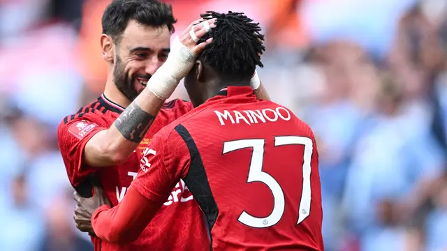 Kobbie Mainoo dan Bruno Fernandes - Manchester City Vs Manchester United di final Piala FA 2023/2024