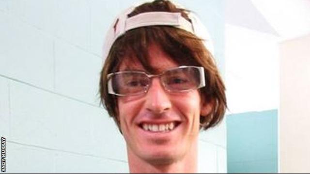 Andy Murray petenis no.2 dunia tertangkap basah saat mencoba menyamar menjadi seorang pramuniaga di Cincinnati, Amerika Serikat.