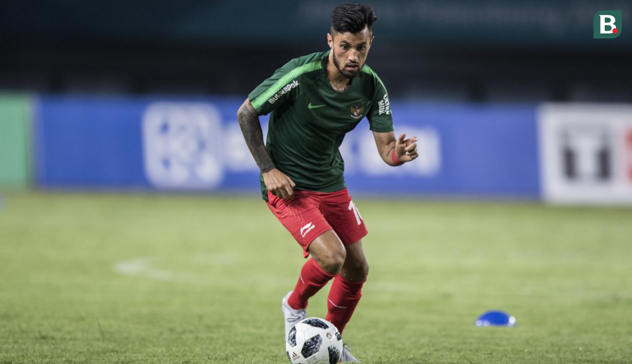 Gelandang Indonesia, Stefano Lilipaly, saat pemanasan sebelum melawan Chinese Taipei pada laga Grup A Asian Games di Stadion Patriot, Bekasi, Minggu (12/8/2018). Indonesia menang 4-0 atas Chinese Taipei. (Bola.com/Vitalis Yogi Trisna)