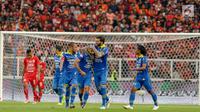 Pemain Persib Bandung merayakan gol yang dicetak Artur Gevonrkyan ke gawang Persija Jakarta pada laga pekan kedelapan Shopee Liga 1 2019 di Stadion Utama Gelora Bung Karno, Senayan, Jakarta, Rabu (10/7/2019). Persija dan Persib bermain imbang. (bola.com/Yoppy Renato)