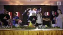 Para pemain dan kru sinetron Anak Langit menggelar syukuran di Jakarta, Selasa (20/2). Sinetron yang dibintangi oleh Stefan William dan Ammar Zoni ini pada 20 Februari 2018 akhirnya sampai di tahun pertama tayang. (Liputan6.com/Faizal Fanani)