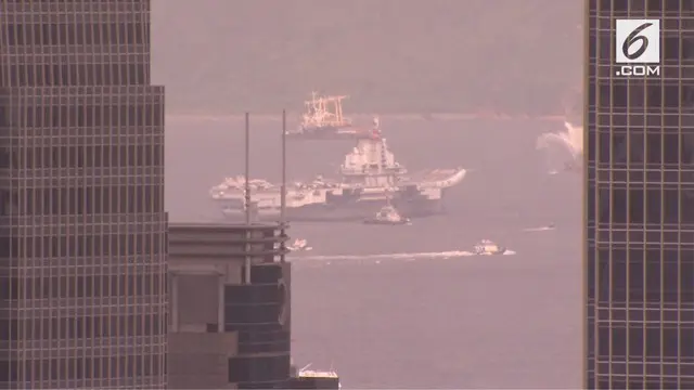 Kapal induk China pertama Liaoning tiba di Pelabuhan Victoria di Hong Kong pada hari Jumat pagi (7/7/2017)