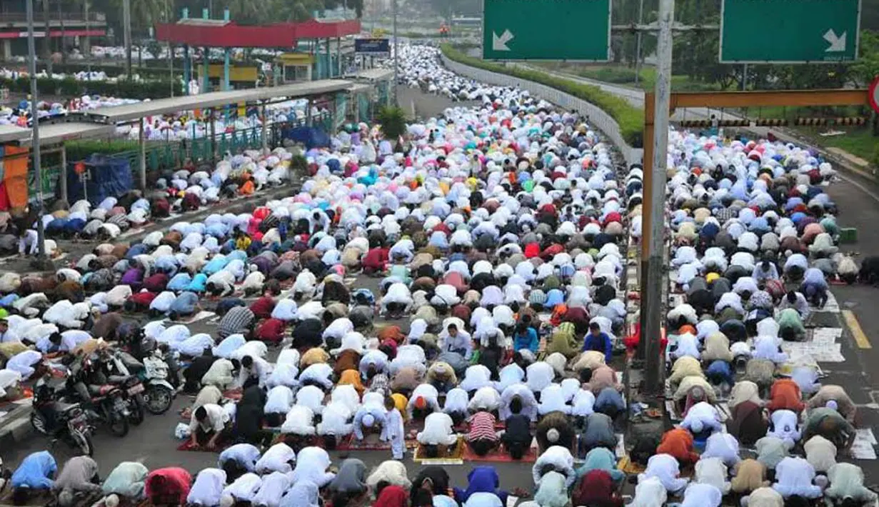 Ribuan warga Jakarta tampak melakukan sujud saat menjalankan Salat Idul Fitri di kawasan Senen, Jakarta Pusat (Liputan6.com/Johan Tallo)