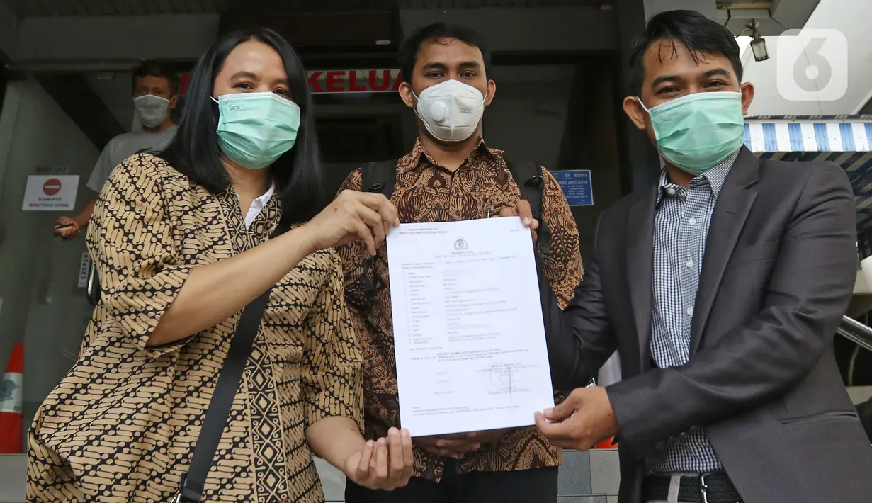 Pemimpin Redaksi Liputan6.com, Irna Gustiawati (kiri) didampingi LBH Pers menunjukkan surat laporan di Polda Metro Jaya, Jakarta, Senin (21/09/2020). Kejahatan digital doxing terhadap jurnalis Liputan6.com, resmi dilaporkan ke polisi. (Liputan6.com/Herman Zakharia)