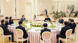 Pemimpin Korut Kim Jong-un menggelar makan bersama dengan delagasi dari Korsel saat menerima kunjungannya di Pyongyang (5/3). Kim dilaporkan menyambut dengan hangat pejabat Korsel yang menyerahkan surat dari Presiden Korsel Moon Jae-in. (AFP/Handout)