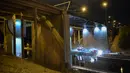 Tim SAR mencari personel band asal Inggris, Viola Beach dan manajernya di kanal di bawah jembatan jalan raya E4 di Swedia, Sabtu (13/2). Mobil yang ditumpangi mereka menghantam penghalang jembatan dan jatuh ke kanal. (JOHAN NILSSON/TT NEWS AGENCY/AFP)