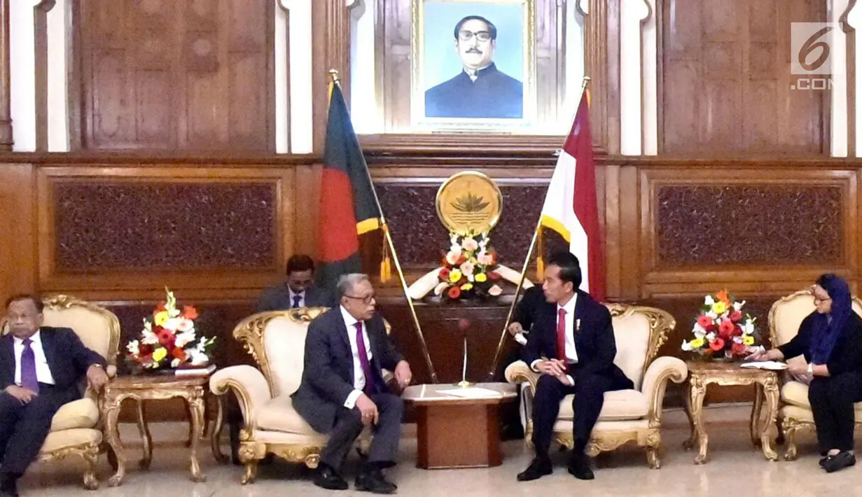 Presiden Joko Widodo berbincang dengan Presiden Bangladesh Abdul Hamid di Credential Hall, (27/1). Indonesia juga menyatakan kesiapannya untuk membuka kerja sama perdagangan dengan Bangladesh. (Liputan6.com/Pool/Rusman Biro Pers Setpres)