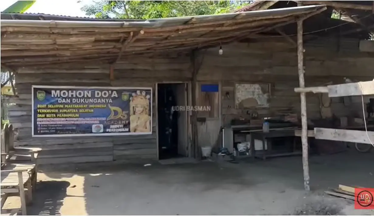 Potret sederhana rumah Sridevi pemenang D'Academy 5 yang berada di Prabumulih. (Sumber: YouTube/UDRI BASMAN)