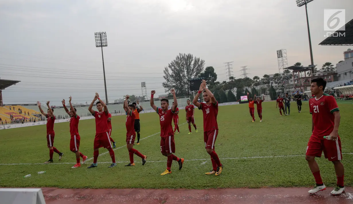 Pemain timnas U-22 memberikan tepuk tangan kepada suporter usai menang melawan Myanmar dalam perebutan medali perunggu Sea Games 2017 di Stadion MPS, Selayang, Malaysia, Selasa (29/8). Indonesia menang dengan skor 3-1. (Liputan6.com/Faizal Fanani)