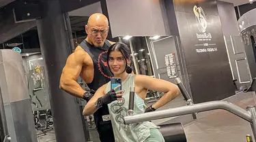 Pasangan Deddy Corbuzier dan Sabrina Chairunnisa memang sama-sama memiliki hobi olahraga nge-gym. Momen kompak keduanya saat nge-gym sering diabadikan di Instagram. Tak heran kebersamaan mereka ini sukses bikin baper. (Liputan6.com/IG/@sabrinachairunnisa_)