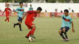 Pemain Universitas Muhammadiyah Malang (UMM), Daka DM, berusaha melewati pemain Universitas Negeri Malang (UM) pada laga final Torabika Campus Cup 2017 di Stadion UM, Malang, Kamis, (02/11/2017). UMM menang 2-0 atas UM. (Bola.com/M Iqbal Ichsan)