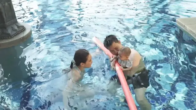 7 Momen Shandy Aulia Ajari Anaknya Berenang Ini Curi Perhatian