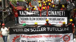 Dalam aksinya, para penambang yang selamat dari ledakan tambang di Soma, beberapa waktu lalu, mendesak PM Turki, Recep Tayyip Erdogan, segera menepati janjinya, Ankara, (16/7/2014). (AFP PHOTO/Adem Altan)